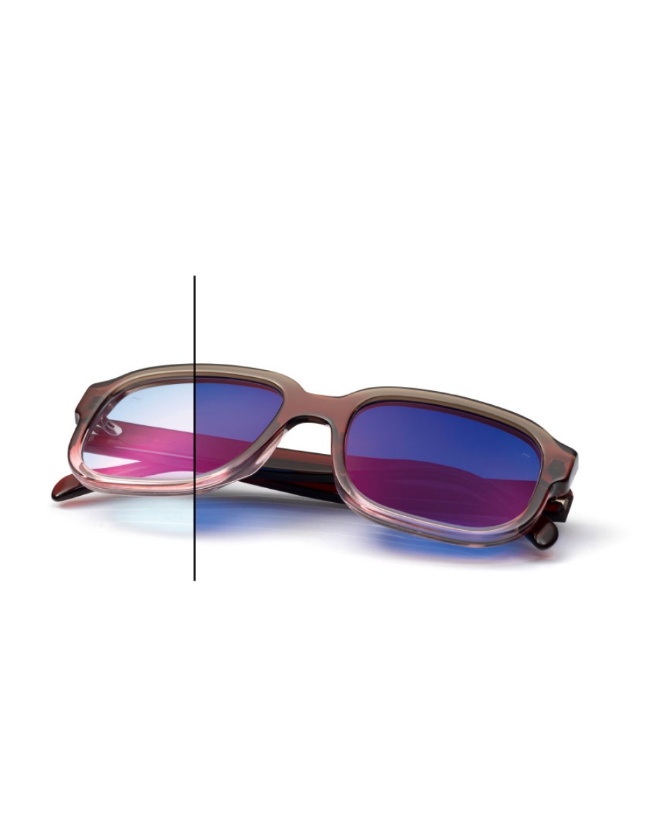 Brille mit bunten Brillengläsern, die die selbsttönende Funktion andeuten sollen.